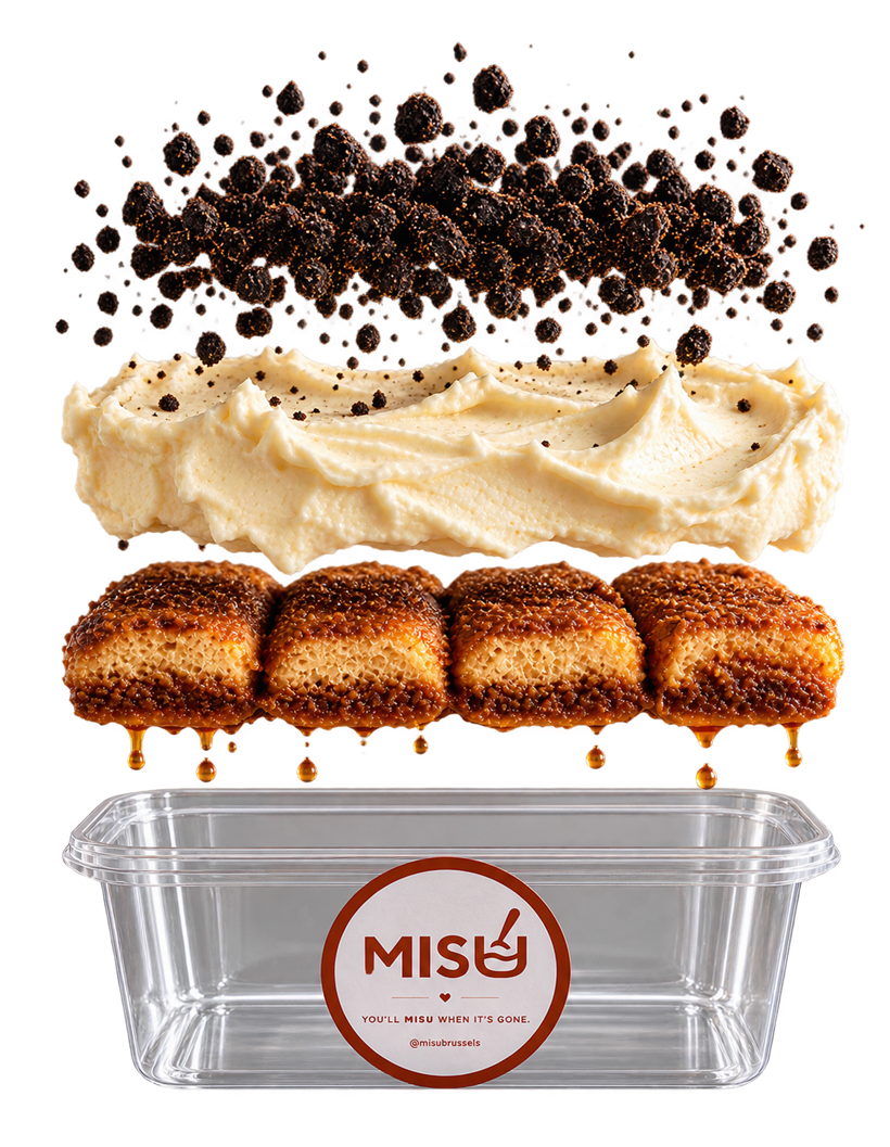 Les couches d'un tiramisu MISU séparées au-dessus de la barquette : cacao, mascarpone, biscuits imbibés